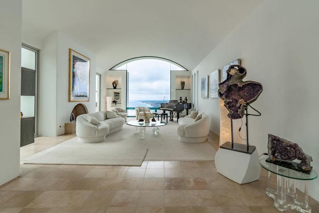 Architectural Masterpiece Overlooking La Jolla *